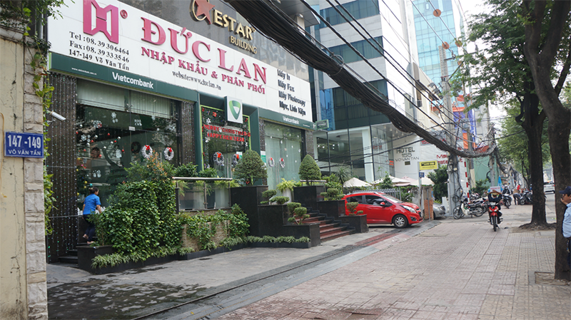 Mặt trước tòa nhà Estar